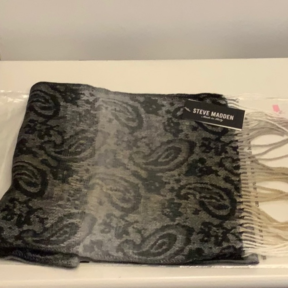 Steve Madden made in Italy Black scarf.